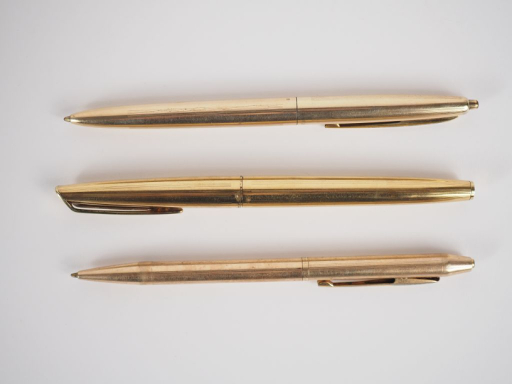 WATERMAN. Ensemble comprenant deux stylos bille et un stylo plume (plu