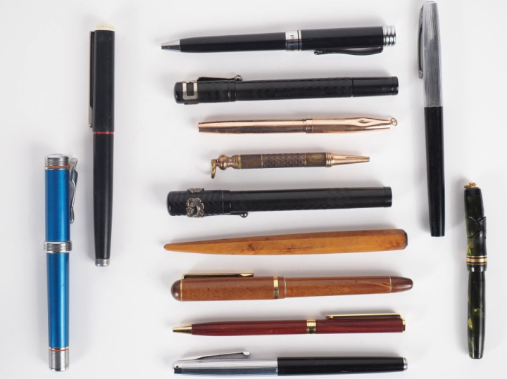 13 différents stylos plume ou stylos bille de différentes marques.