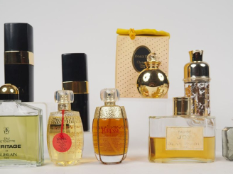 Vente aux enchères Ensemble de flancons de parfums :  - Jean Patou, eau de Joy - Guerlain