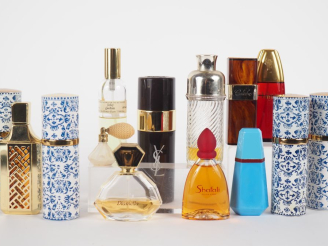 Vente aux enchères 14 flacons de parfum ou étuis à flacons.