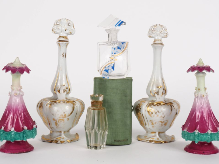 Deux différentes paires de flacons de parfum en porcelaine polychrome.