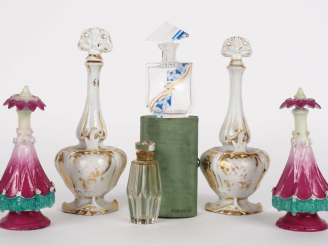 Vente aux enchères Deux différentes paires de flacons de parfum en porcelaine polychrome.