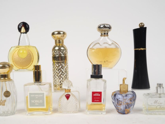 Vente aux enchères 10 flacons de parfum.