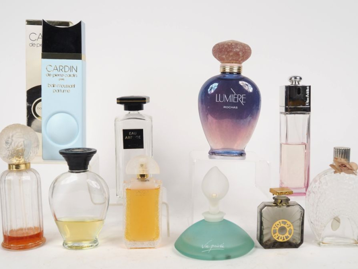 10 flacons de parfum.