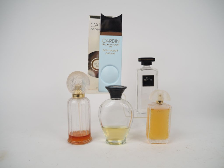 10 flacons de parfum.