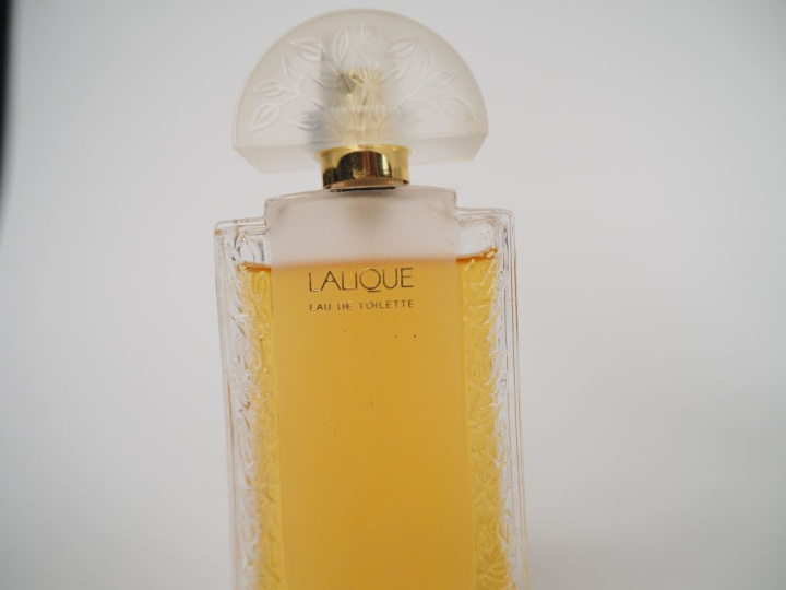 10 flacons de parfum.