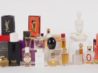 Vente aux enchères Important lot de mignonettes à parfum.