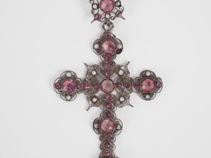 Croix de style Haute Epoque en argent et verroterie rose à décor ajour