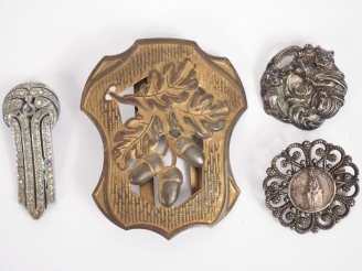 Vente aux enchères Lot comprenant :  - Boucle de ceinture en métal doré à décor de glands