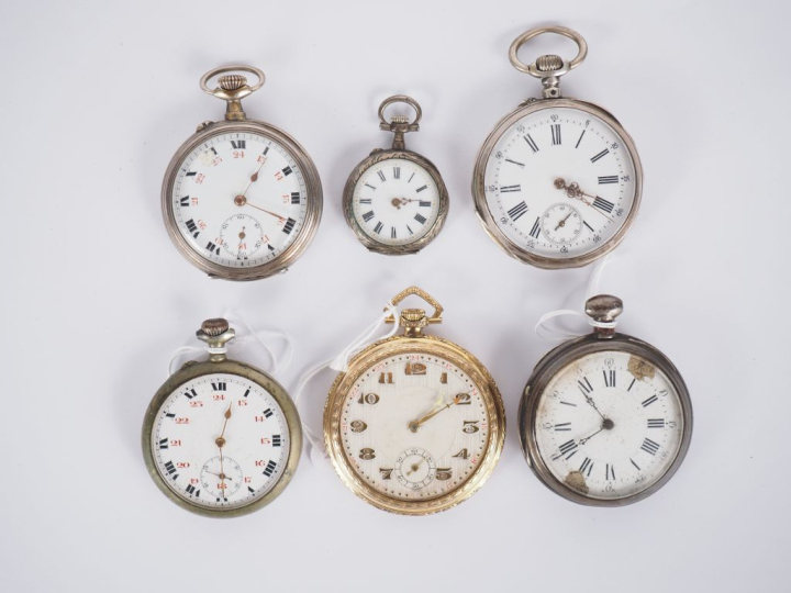 Deux différentes montres de gousset et une montre de col en argent, ca