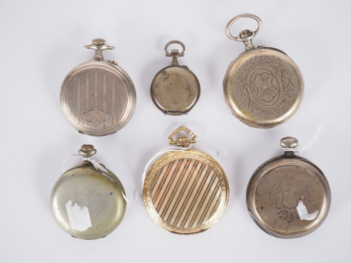 Deux différentes montres de gousset et une montre de col en argent, ca