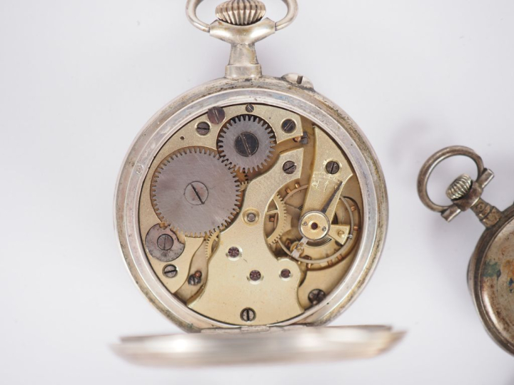 Deux différentes montres de gousset et une montre de col en argent, ca
