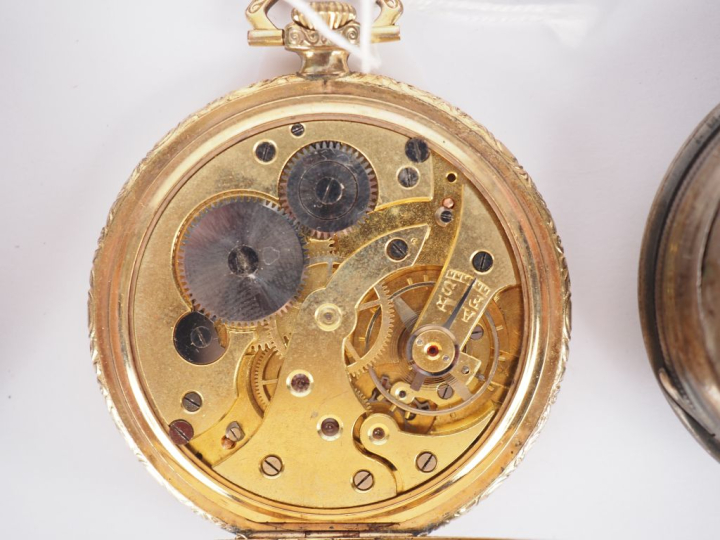 Deux différentes montres de gousset et une montre de col en argent, ca