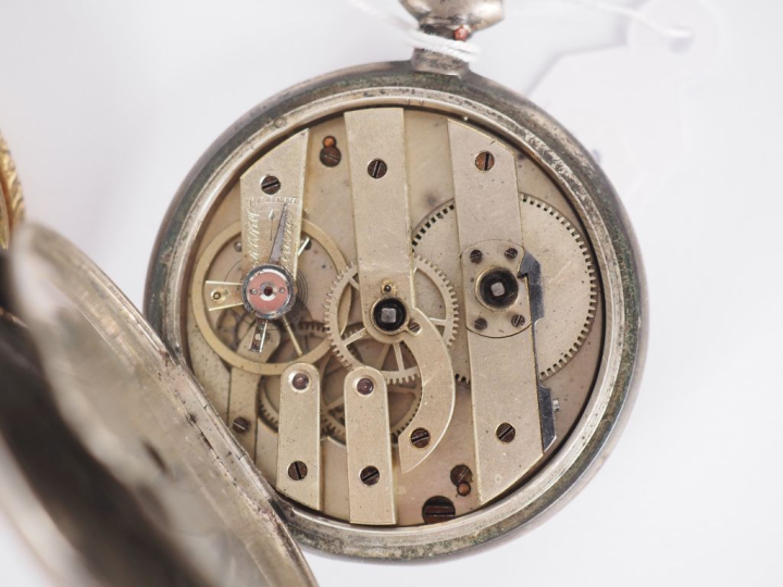 Deux différentes montres de gousset et une montre de col en argent, ca