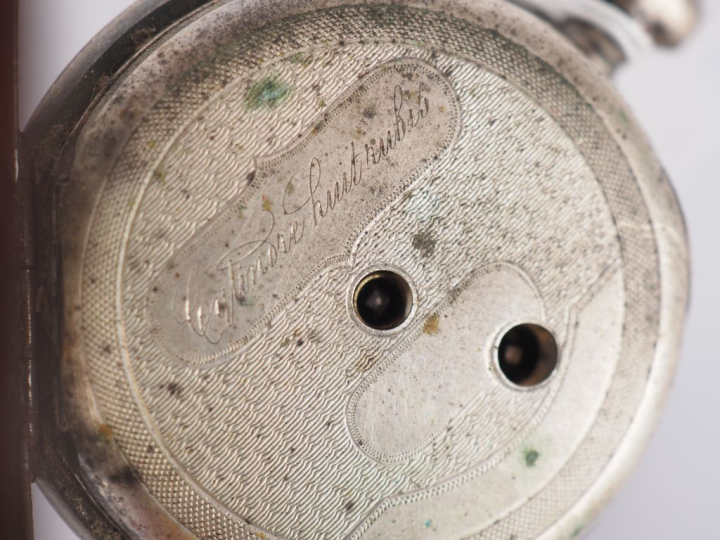 Deux différentes montres de gousset et une montre de col en argent, ca