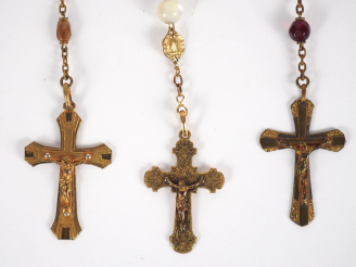 Vente aux enchères Trois différents chapelets anciens en métal, nacre et pierre dure.
