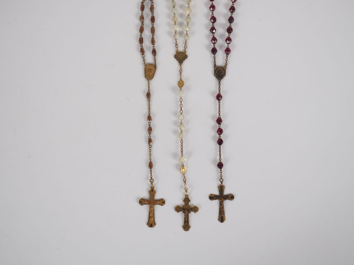 Trois différents chapelets anciens en métal, nacre et pierre dure.