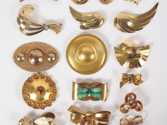Vente aux enchères 17 différentes broches ou clips de revers en métal doré et perles. H. 
