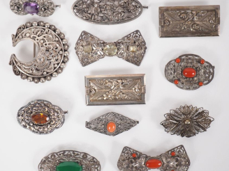 Vente aux enchères 12 différentes broches fantaisie en métal argenté ou argent bas titre 