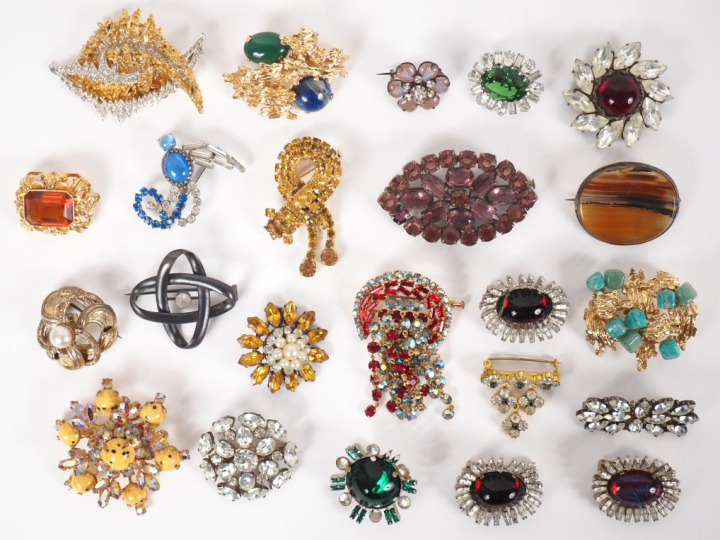 23 différentes broches fantaisie en métal doré ou argenté et verroteri