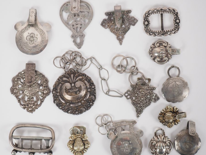 9 différentes boucles de ceintures ou éléments de boucles en argent. P