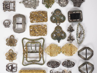 Vente aux enchères 20 différentes boucles de ceintures ou éléments de boucles de ceinture