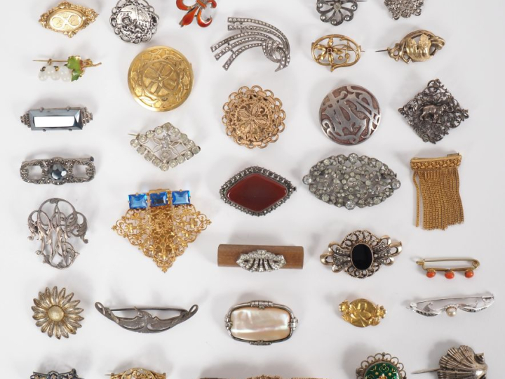 34 différentes broches en métal argenté ou doré, argent ou argent bas-