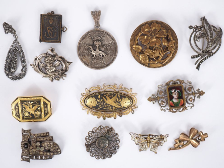 Ensemble de bijoux fantaisie en argent, métal argenté ou doré et émail