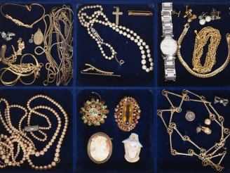 Vente aux enchères Ensemble de bijoux fantaisie comprenant colliers, broches, épingle à c