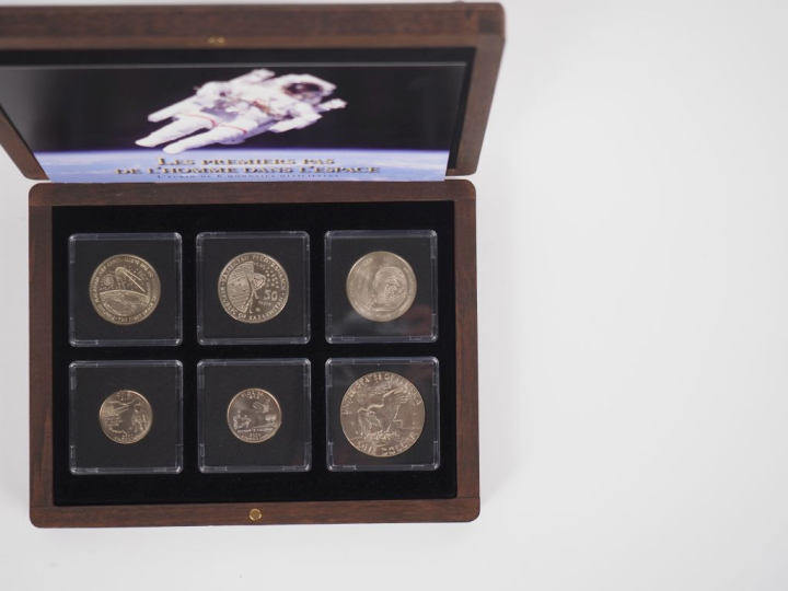 Ecrin de collection contenant 6 monnaies officielles, "les premiers pa