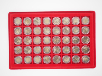 Vente aux enchères Collection de 64 pièces de 2 euros Club Français de la monnaie. On y j