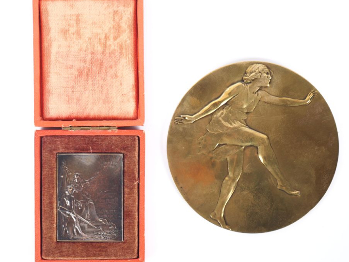 Henry DROPSY. "Danseuse". Médaille en cuivre signée. Diam. 10 cm.  On 