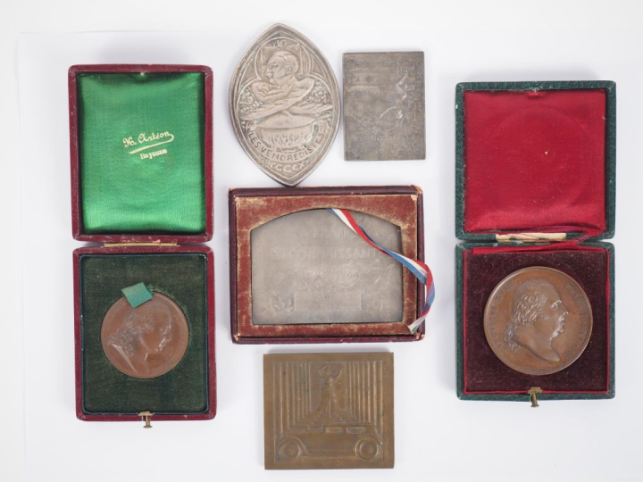 Six différentes plaques ou médailles en bronze ou métal d'après Dupré,