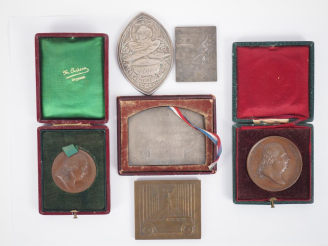 Vente aux enchères Six différentes plaques ou médailles en bronze ou métal d'après Dupré,