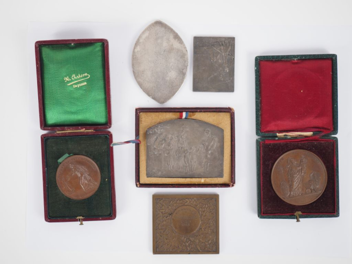 Six différentes plaques ou médailles en bronze ou métal d'après Dupré,