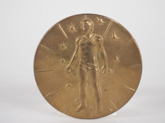 Vente aux enchères MITORAJ. Médaille en bronze doré signée et numérotée 202/500. Diam. 9 