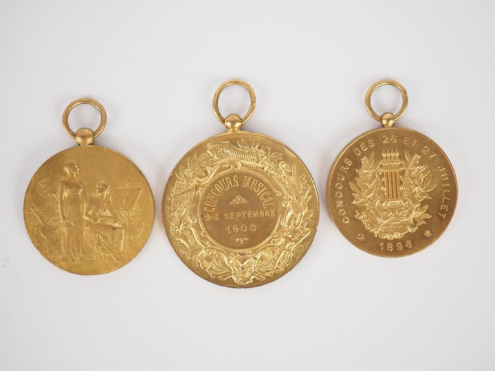 3 différentes médailles en bronze doré, "ville de Limoux", "ville de M
