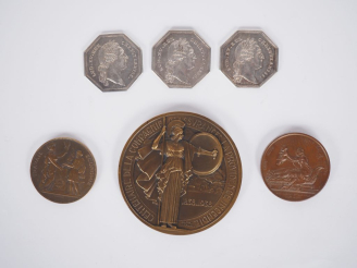 Vente aux enchères 3 différents jetons en argent à l'éffigie du roi Louis XV. Poids. 41,7