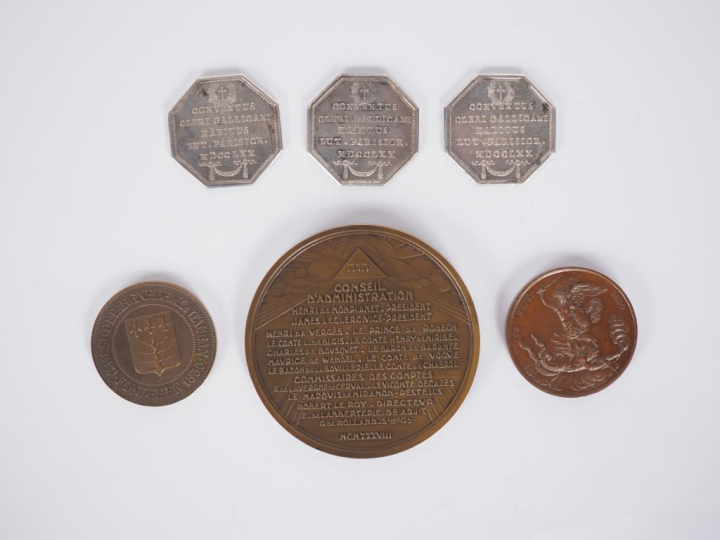 3 différents jetons en argent à l'éffigie du roi Louis XV. Poids. 41,7