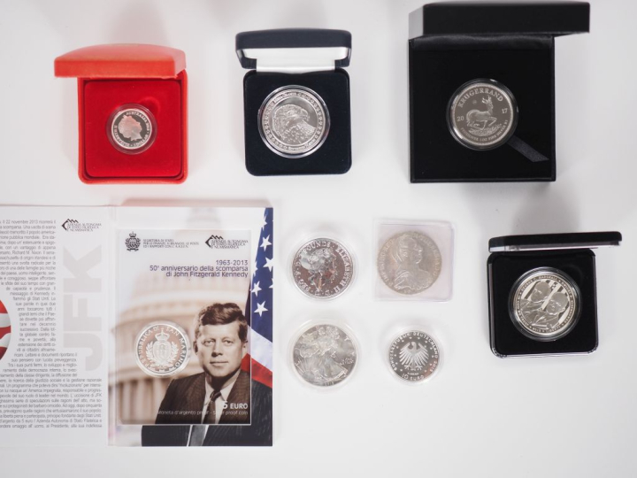 Ensemble de pièces étrangères de collection en argent dont :  - Pièce 