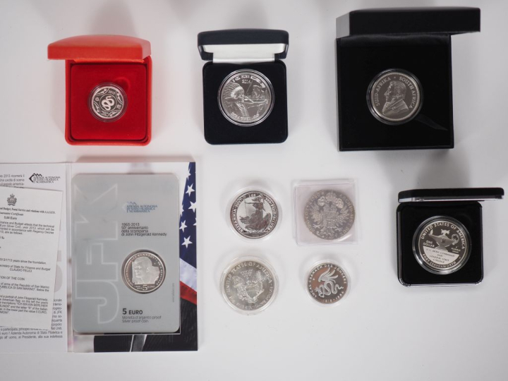 Ensemble de pièces étrangères de collection en argent dont :  - Pièce 