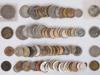 Vente aux enchères Lot de monnaies étrangères et françaises diverses.