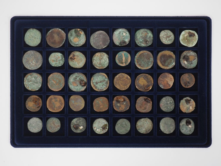 50 différentes pièces anciennes en bronze ou métal.
