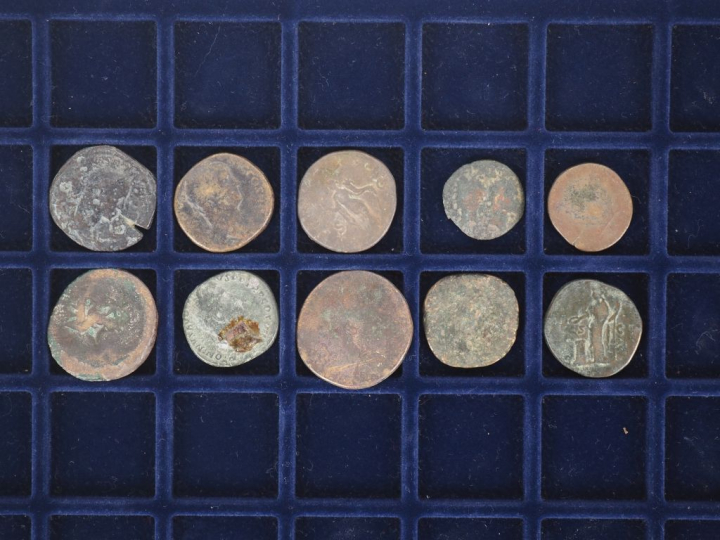 50 différentes pièces anciennes en bronze ou métal.