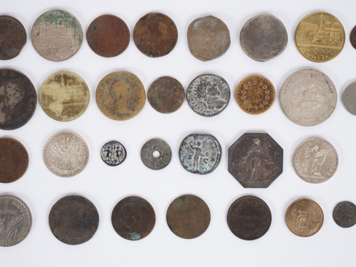 29 différentes médailles, pièces ou jetons en argent, bronze et métal.