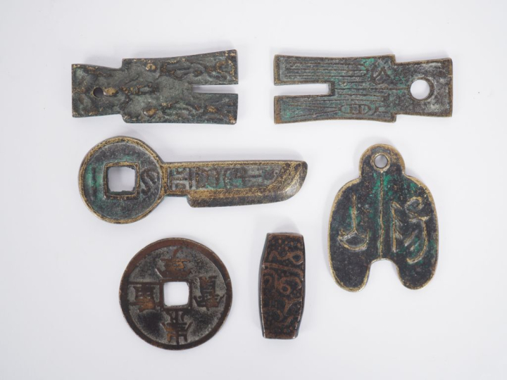 4 différents éléments d'après l'antique en bronze à décor de calligrap