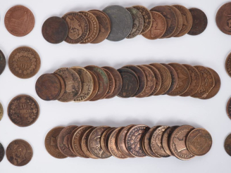 Vente aux enchères 66 pièces anciennes en métal ou cuivre. Diam. 2,5 à 3 cm.