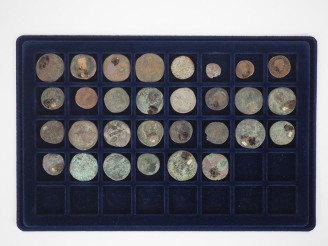 Vente aux enchères 30 différentes pièces anciennes en bronze ou métal.
