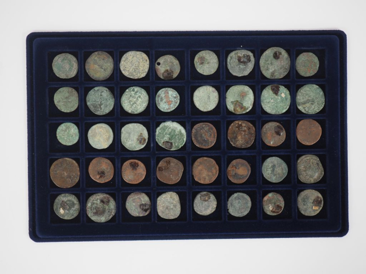 47 différentes pièces anciennes en bronze ou métal.