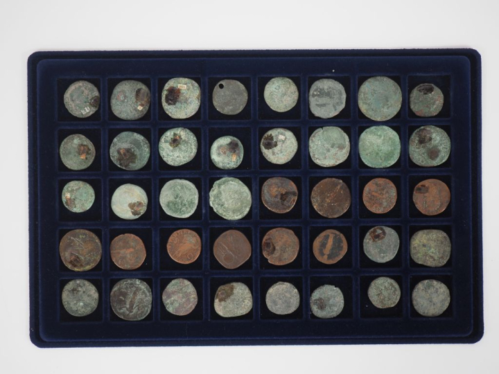 47 différentes pièces anciennes en bronze ou métal.